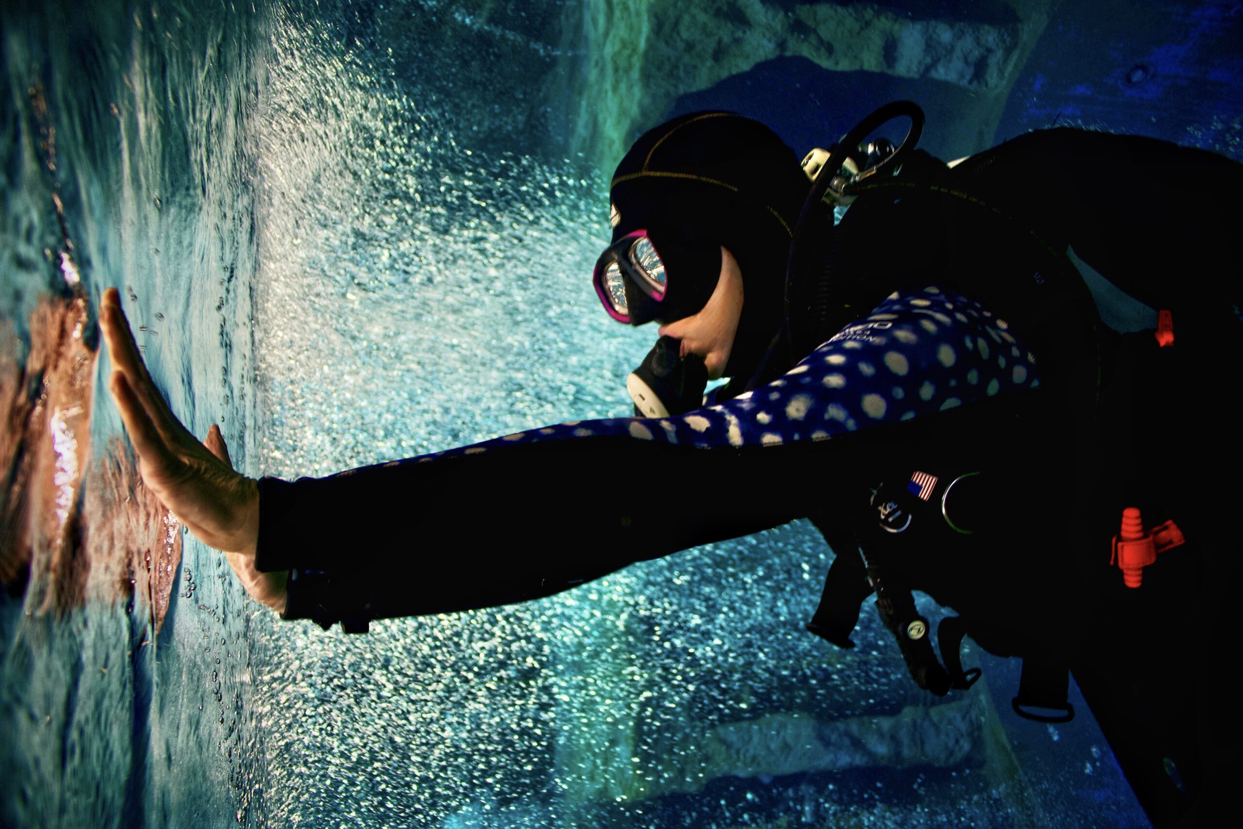 Kerstin Basilewitsch diving under ice